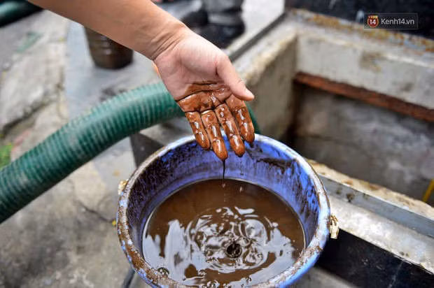 Ảnh: Dầu lắng cặn, bốc mùi nồng nặc khi thau bể nước tại khu đô thị Hà Nội sau sự cố ô nhiễm nước sông Đà - Ảnh 11.