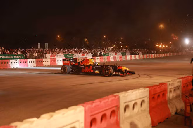 Xe đua F1 lao qua như cơn gió trước khu vực sân vận động Mỹ Đình, ngàn người hò reo - Ảnh 2.