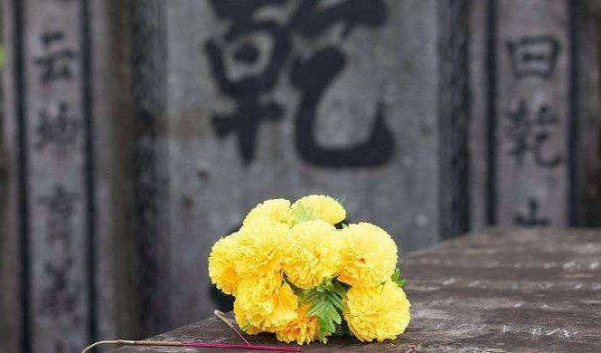 Tảo mộ là tập tục không thể bỏ qua của người Việt trước ngày 30 Tết. Ảnh minh họa.