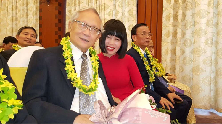 GS.NGND Đặng Hanh Đệ (bìa trái) trong Lễ vinh danh các trí thức tiêu biểu 2019.