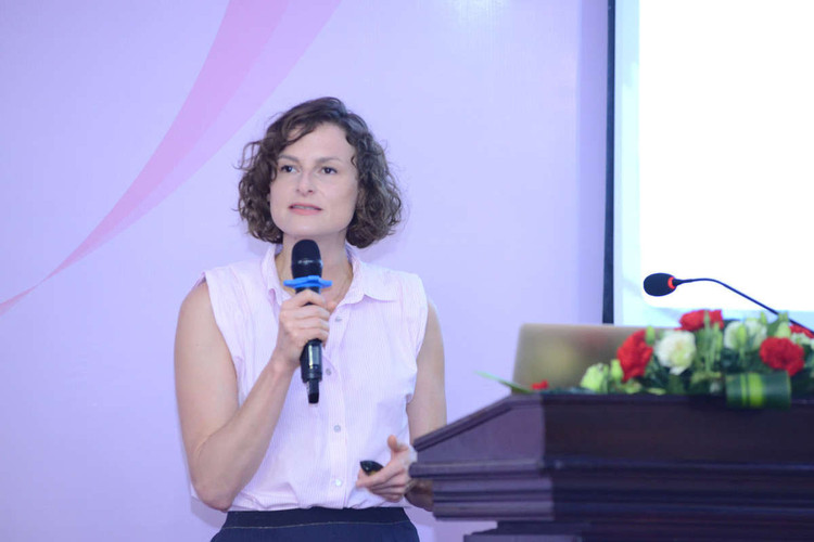 BS Sophie Sanguin, Khoa Sản Phụ khoa, BV FV đang chia sẻ thông tin.