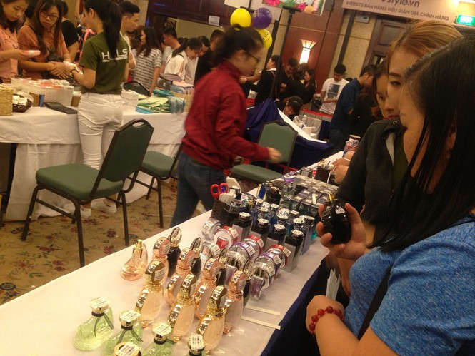 Black Friday: Chen lấn săn hàng giảm giá trong đêm Sài Gòn - ảnh 13