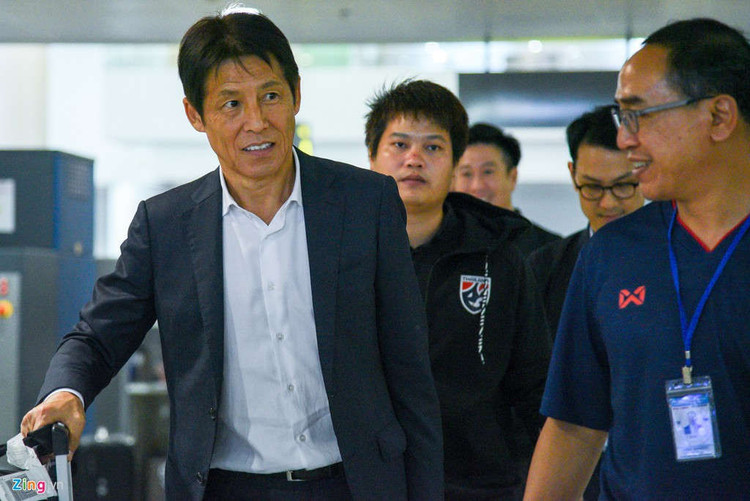 Thai Lan den Noi Bai, san sang cho tran gap tuyen Viet Nam hinh anh 1 