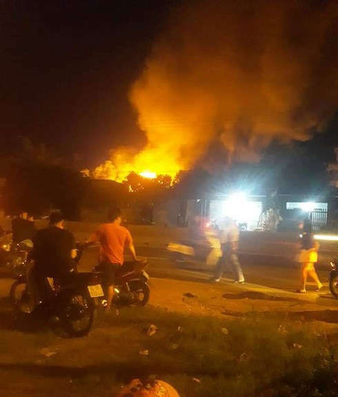 Đám cháy khiến người dân hốt hoảng. (Ảnh báo Thanh Niên)