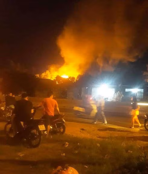 Đám cháy khiến người dân hốt hoảng. (Ảnh báo Thanh Niên)