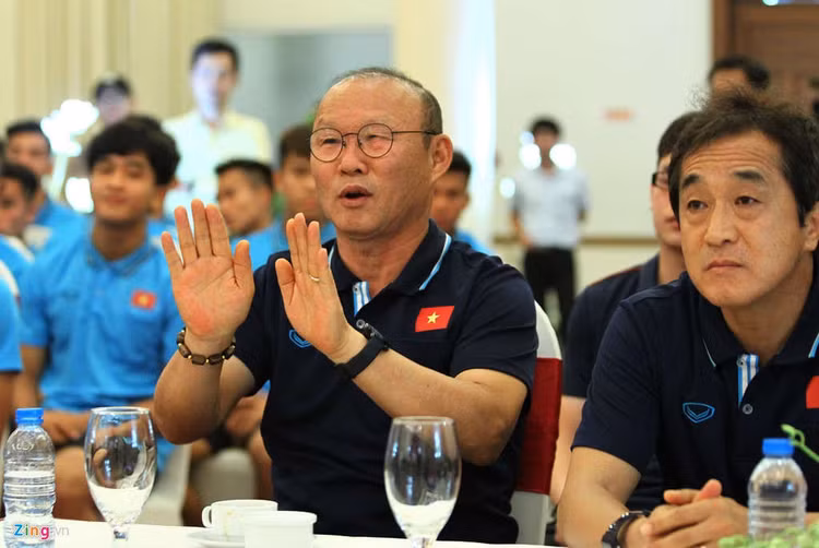 Ong Park ngai ngung khi duoc Bo truong moi len san khau hinh anh 3 bo_truong_u23_vietnam_4_zing.jpg