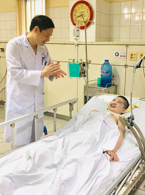 Cậu bé cười khi tỉnh dậy sau 2 năm nằm thực vật. Ảnh do bác sĩ cung cấp