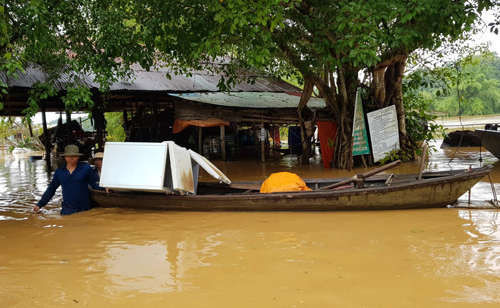 Nước lũ gây ngập nhà dân ở huyện Định Quán, Đồng Nai. Ảnh: Phước Tuấn.