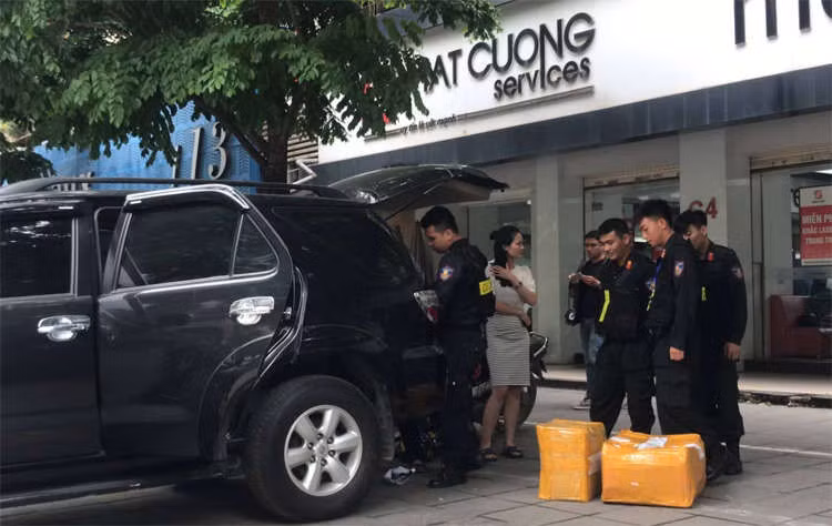 Nhiều thùng giấy được mang ra khỏi Trung tâm bảo hành của Nhật Cường hôm 9/5.&nbsp;Ảnh: Võ Hải
