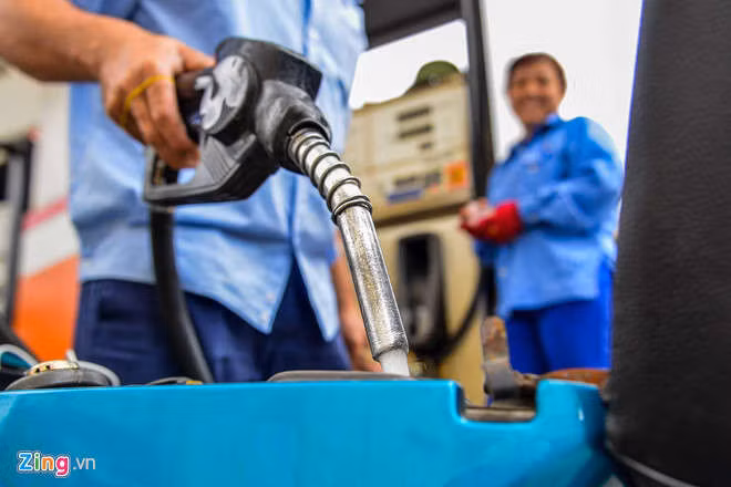 Gia xang giam nhe tu 15h chieu nay hinh anh 1 