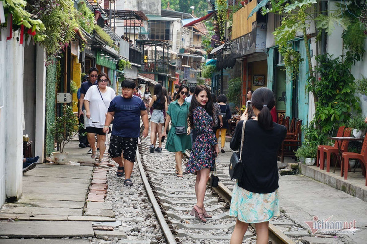 'Ngoại bất nhập', đóng cửa cà phê đường tàu từ sáng nay