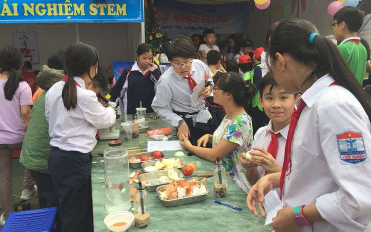 mot chuong trinh, nhieu sach giao khoa: ban khoan khau kiem tra, danh gia hoc sinh hinh 1