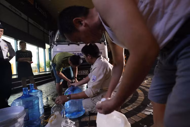 Hơn 2.000 cuộc gọi cầu cứu ngày đêm xin tiếp nước giữa Thủ đô