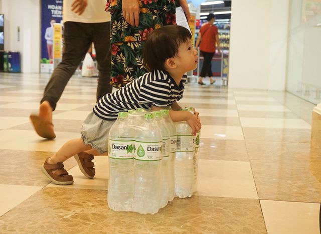 Hà Nội: Người dân ùn ùn đi mua nước đóng chai ở siêu thị - 4