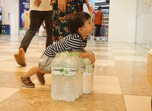 Hà Nội: Người dân ùn ùn đi mua nước đóng chai ở siêu thị - 4