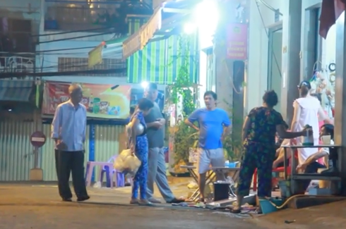 Cư dân chung cư 518 Võ Văn Kiệt bất ngờ khi nhận được lệnh di dời khẩn cấp. (Ảnh: Hải Long)