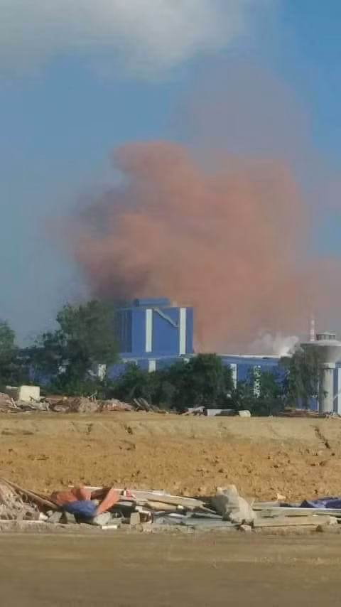 Nhà máy thép Hòa Phát Dung Quất nhả khói màu hồng bất thường - Ảnh 1.