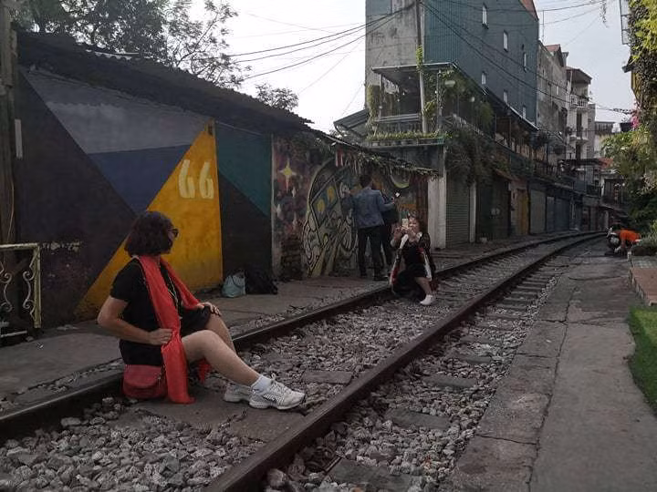 'Ngoại bất nhập', đóng cửa cà phê đường tàu từ sáng nay