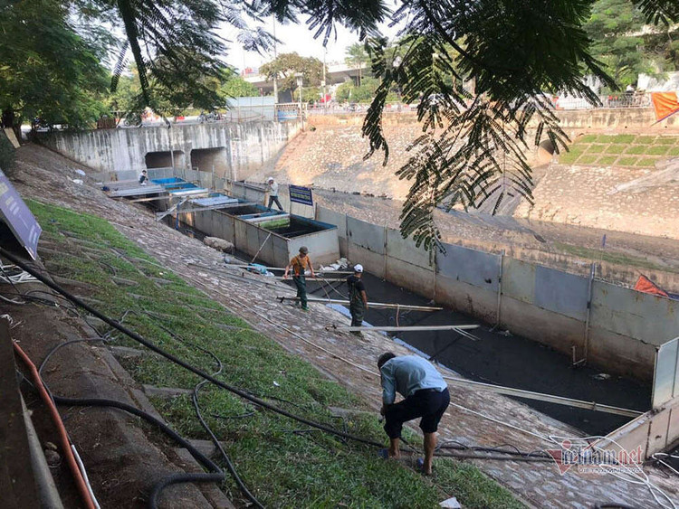 Cảnh dỡ 'bảo bối' Nhật làm sạch sông Tô Lịch, rút cá koi về hồ Tây