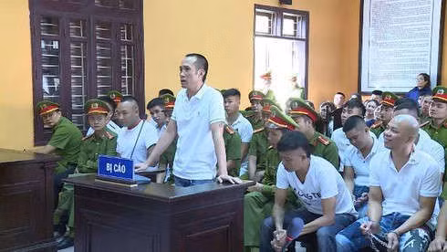 Bị cáo Nguyễn Anh Tuấn (tức Tuấn thần đèn) trước vành móng ngựa