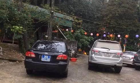 Chiếc xe biển xanh thứ 2 do UBND huyện Lộc Hà quản lý, xuất hiện tại chùa Chân Tiên ngày đầu tiên làm việc của năm Kỷ Hợi (Ảnh: Facebook)