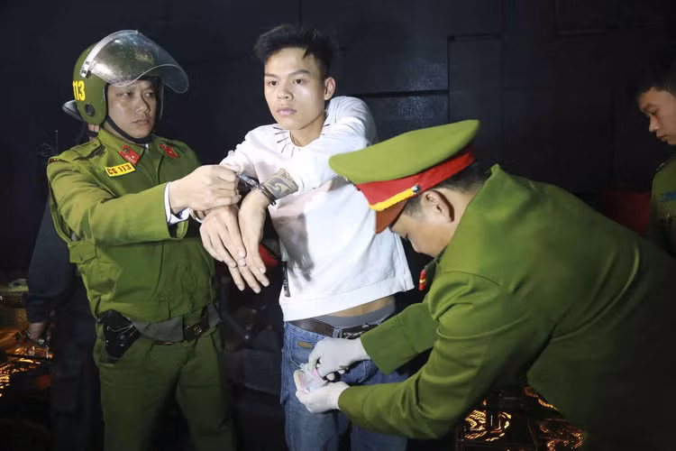 Công an khám xét người đối tượng Trần Văn Vinh