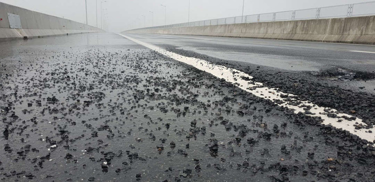 Tuyến cao tốc sau khi đưa vào sử dụng chưa bao lâu đã xuất hiện nhiều ổ gà khiến dư luận bức xúc