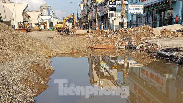 Người dân khốn khổ luồn lách trong khói bụi khi qua đại công trường vành đai 2 - Ảnh 12.