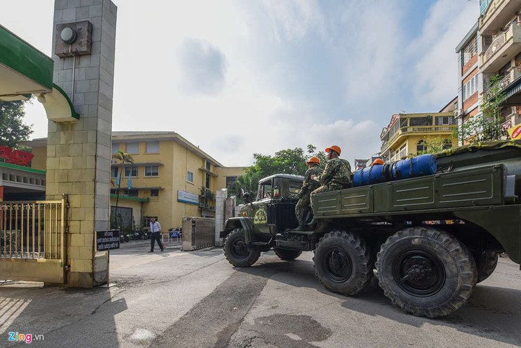 Dan xe quan doi den Rang Dong tay doc hinh anh 3 