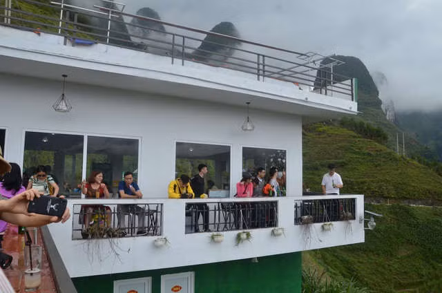 Cận cảnh Mã Pì Lèng Panorama “khoác áo” màu xanh trước khi bị tháo dỡ - 6