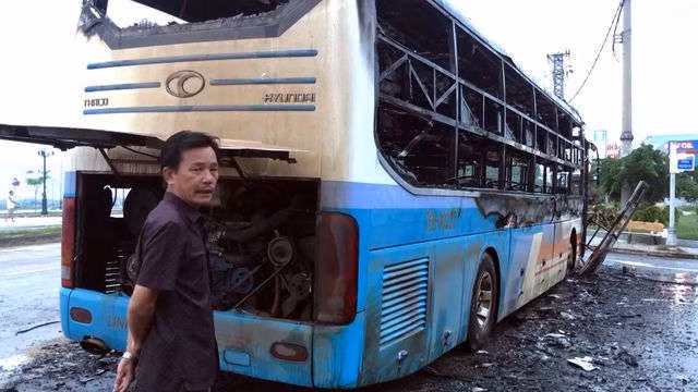 Xe khách cháy trơ khung khi đang lưu thông - 2