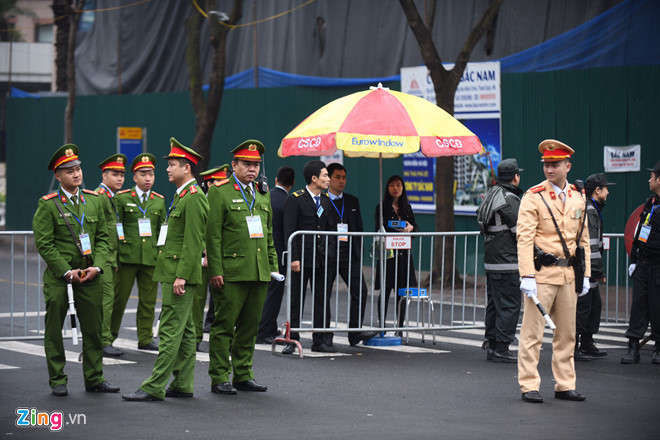 Xe quan su trien khai o Ha Noi don doan ong Kim Jong Un hinh anh 10