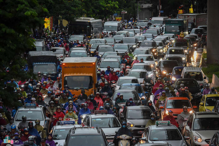 Troi toi thui, nguoi dan chat vat di lam trong canh un tac hinh anh 5 