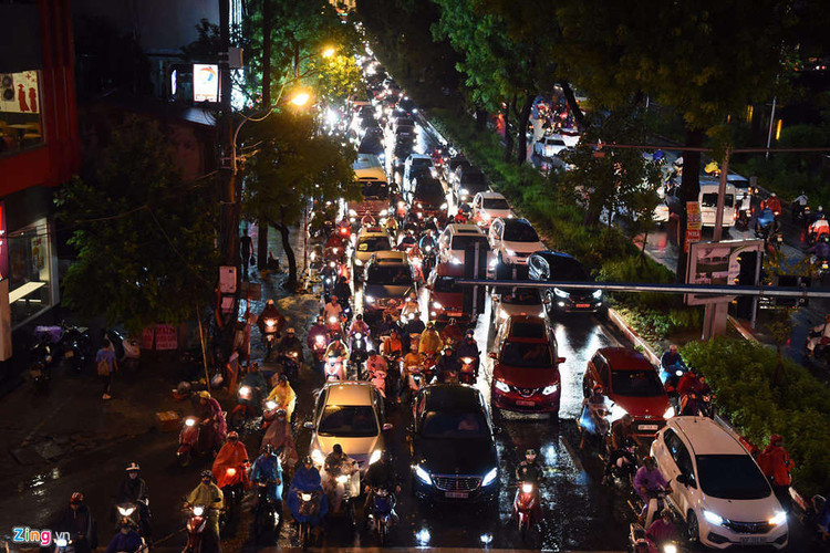 Cac nga duong Ha Noi roi loan giao thong sau mua hinh anh 6 