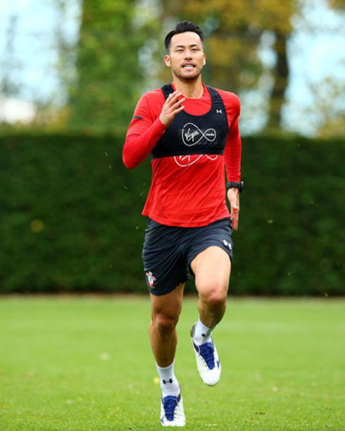 Yoshida mặc &quot;áo lót&quot; khi tập luyện cùng CLB Southampton. Ảnh: Instagram.
