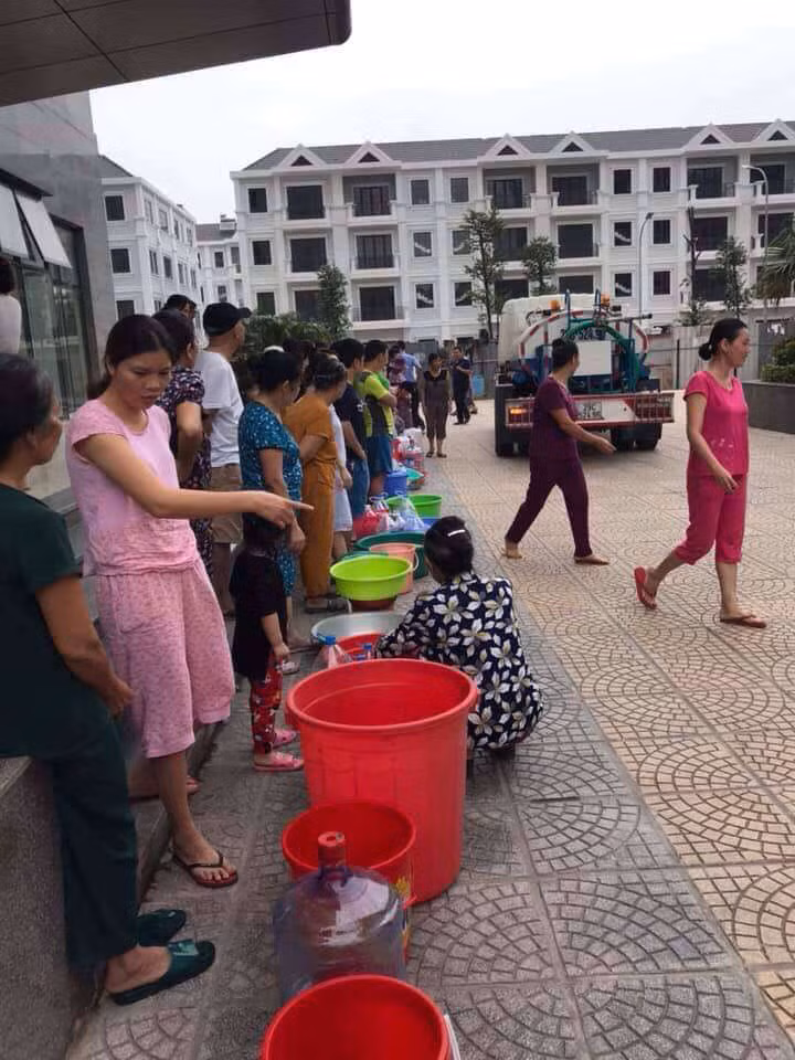 Hơn 2.000 cuộc gọi cầu cứu ngày đêm xin tiếp nước giữa Thủ đô