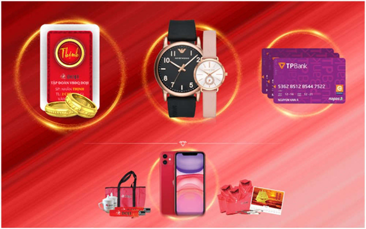 Ngoài ưu đãi hấp dẫn, khách hàng check in tại gian hàng DOJI nhận ngay combo quà tặng tiện ích, cơ hội trúng iPhone 11 sành điệu. Đặc biệt, chương trình bốc thăm trúng thưởng mỗi ngày dành cho mọi khách hàng mua sắm: giải Nhất (2 chỉ vàng 999.9), giải Nhì (Đồng hồ hàng hiệu trị giá 5 triệu đồng), giải Ba (thẻ TP.Bank trị giá 2 triệu đồng).