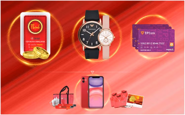 Ngoài ưu đãi hấp dẫn, khách hàng check in tại gian hàng DOJI nhận ngay combo quà tặng tiện ích, cơ hội trúng iPhone 11 sành điệu. Đặc biệt, chương trình bốc thăm trúng thưởng mỗi ngày dành cho mọi khách hàng mua sắm: giải Nhất (2 chỉ vàng 999.9), giải Nhì (Đồng hồ hàng hiệu trị giá 5 triệu đồng), giải Ba (thẻ TP.Bank trị giá 2 triệu đồng).