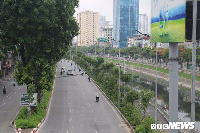 Ảnh: Đường Láng thay đổi bất ngờ, dân Thủ đô cứ ngỡ đang lạc vào đường phố Singapore - Ảnh 2.