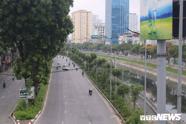 Ảnh: Đường Láng thay đổi bất ngờ, dân Thủ đô cứ ngỡ đang lạc vào đường phố Singapore - Ảnh 2.