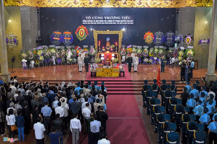 Xuc dong tien dua anh hung phi cong Nguyen Van Bay ve que nha hinh anh 1 