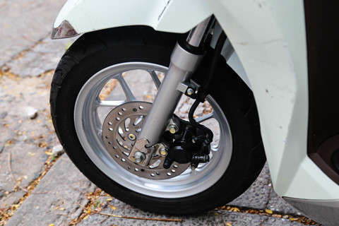 Xe tay ga cho nu: Yamaha Latte qua kho de gay ap luc len Honda Lead? hinh anh 12 