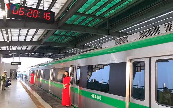 gan 700 cong nhan van hang duong sat cat linh, khoang 300 da bo viec hinh 1