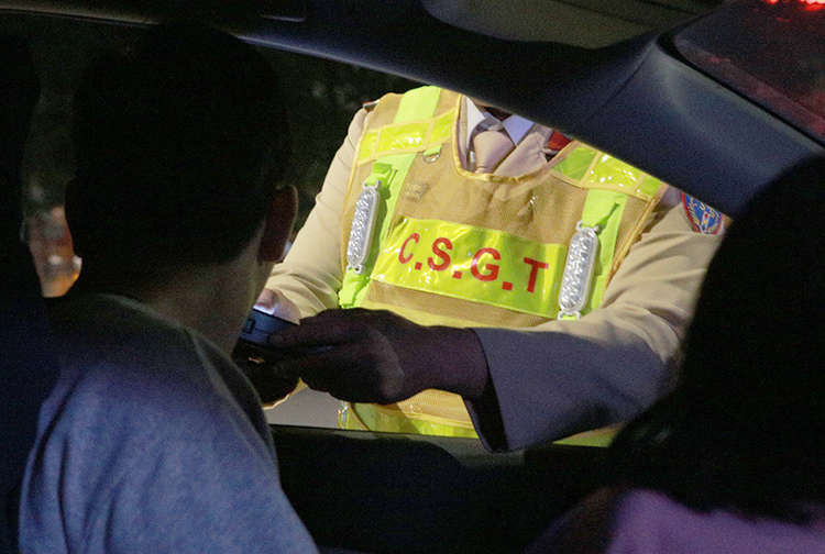 Một tài xế được cảnh sát cho thực hiện việc thử nồng độ cồn. Ảnh: Nguyễn Hải.