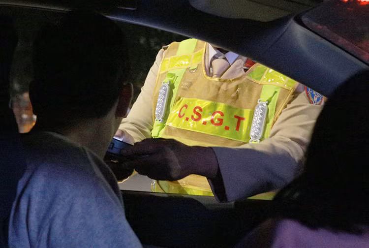 Một tài xế được cảnh sát cho thực hiện việc thử nồng độ cồn. Ảnh: Nguyễn Hải.