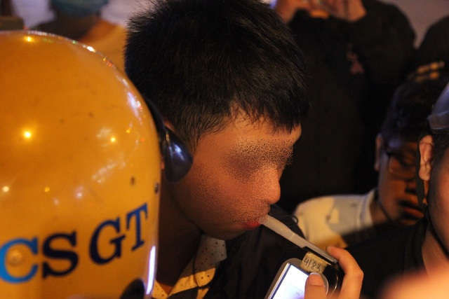 Người đàn ông tự nhận là vụ trưởng, đã uống bia nhưng không chịu đo nồng độ cồn - 1