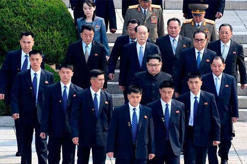 Vệ sĩ luôn theo sát ông Kim Jong-un và tạo thành lớp &quot;lá chắn sống&quot; bảo vệ nhà lãnh đạo Triều Tiên.