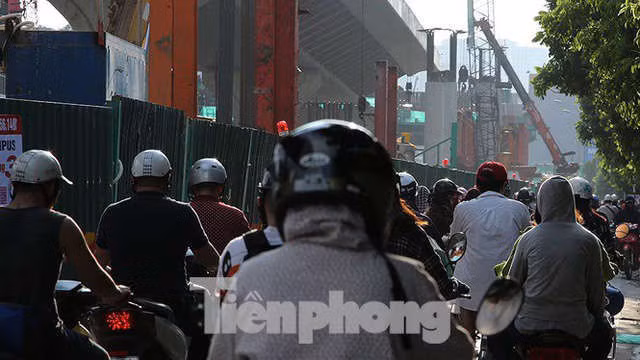Người dân khốn khổ luồn lách trong khói bụi khi qua đại công trường vành đai 2 - Ảnh 13.