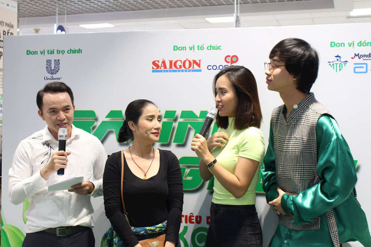 Ca sĩ Ái Phương (áo xanh) đang chia sẻ thông tin.