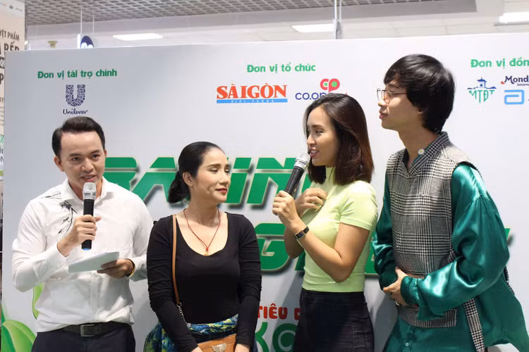 Ca sĩ Ái Phương (áo xanh) đang chia sẻ thông tin.